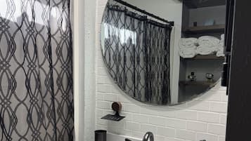 Haartrockner, Bidet, Handtücher, Seife