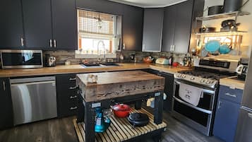 Microondas, horno, parrilla de estufa y lavavajillas