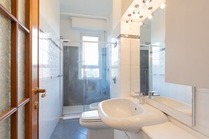 Douche, sèche-cheveux, bidet, serviettes fournies