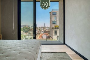 1 habitación, escritorio, tabla de planchar con plancha y cuna de viaje 