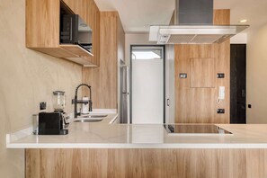 ثلاجة، ميكروويف، فرن، موقد طهي مسطح