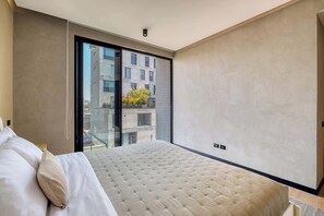 1 dormitorio, escritorio, tabla de planchar con plancha y cuna de viaje