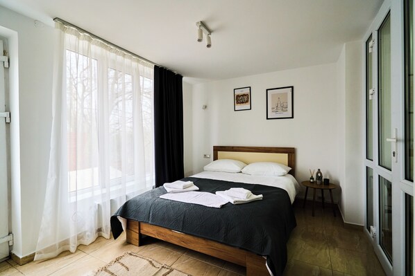 1 habitación, tabla de planchar con plancha y cuna de viaje 