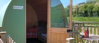 Green Dragon and Kitchen Pod - Sleeps 2 & Parking