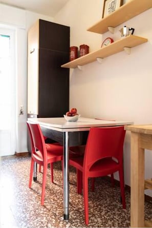 Appartement | Privékeuken | Een koelkast, een magnetron, een kookplaat, een waterkoker