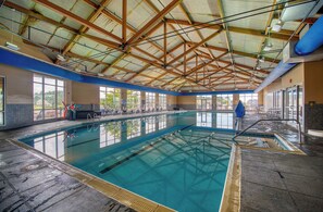 Alberca techada y alberca al aire libre