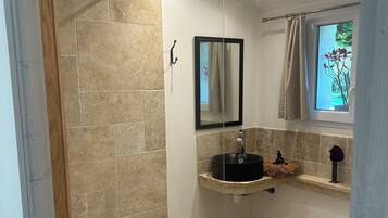 Douche, sĂšche-cheveux, serviettes fournies, savon