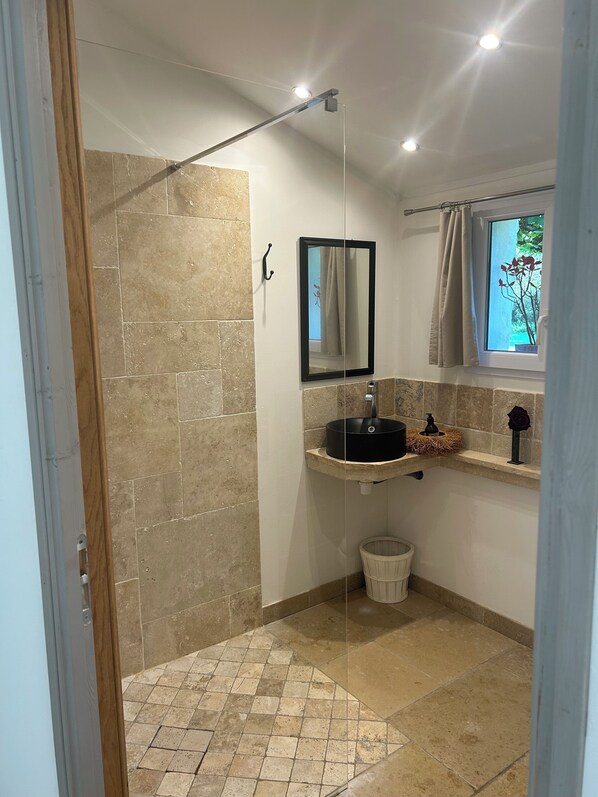 Douche, sèche-cheveux, serviettes fournies, savon