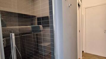 Singola Basic | Bagno | Doccia, asciugamani, sapone, shampoo