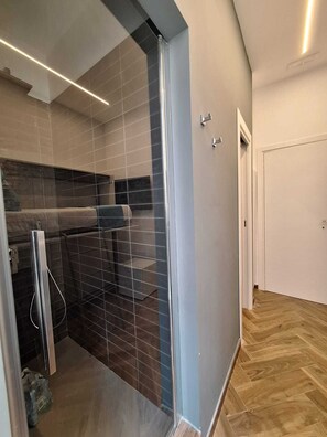 Basic Single Room | Bathroom | Shower, towels, soap, shampoo - Kore Suite  (Naples)