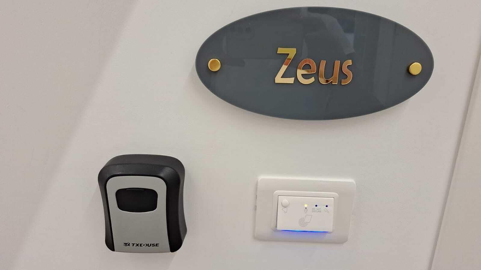 Peti besi dalam bilik, meja, ruang kerja komputer riba 