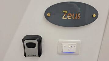 Peti besi dalam bilik, meja, ruang kerja komputer riba