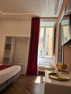 Dobbeltrom – comfort | Safe på rommet, skrivebord og skrivebord for bærbar PC