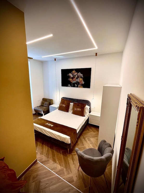 Safe på rommet, skrivebord og skrivebord for bærbar PC