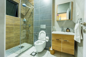 Douche, bidet, serviettes fournies, savon