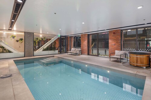 Wellington CBD | Modern 1BR | Pool + Gym