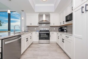 Kühlschrank, Mikrowelle, Ofen, Geschirrspüler