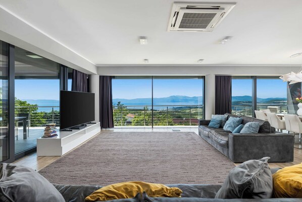 テレビ、暖炉、テーブルサッカー台、書斎 / ワークスペース