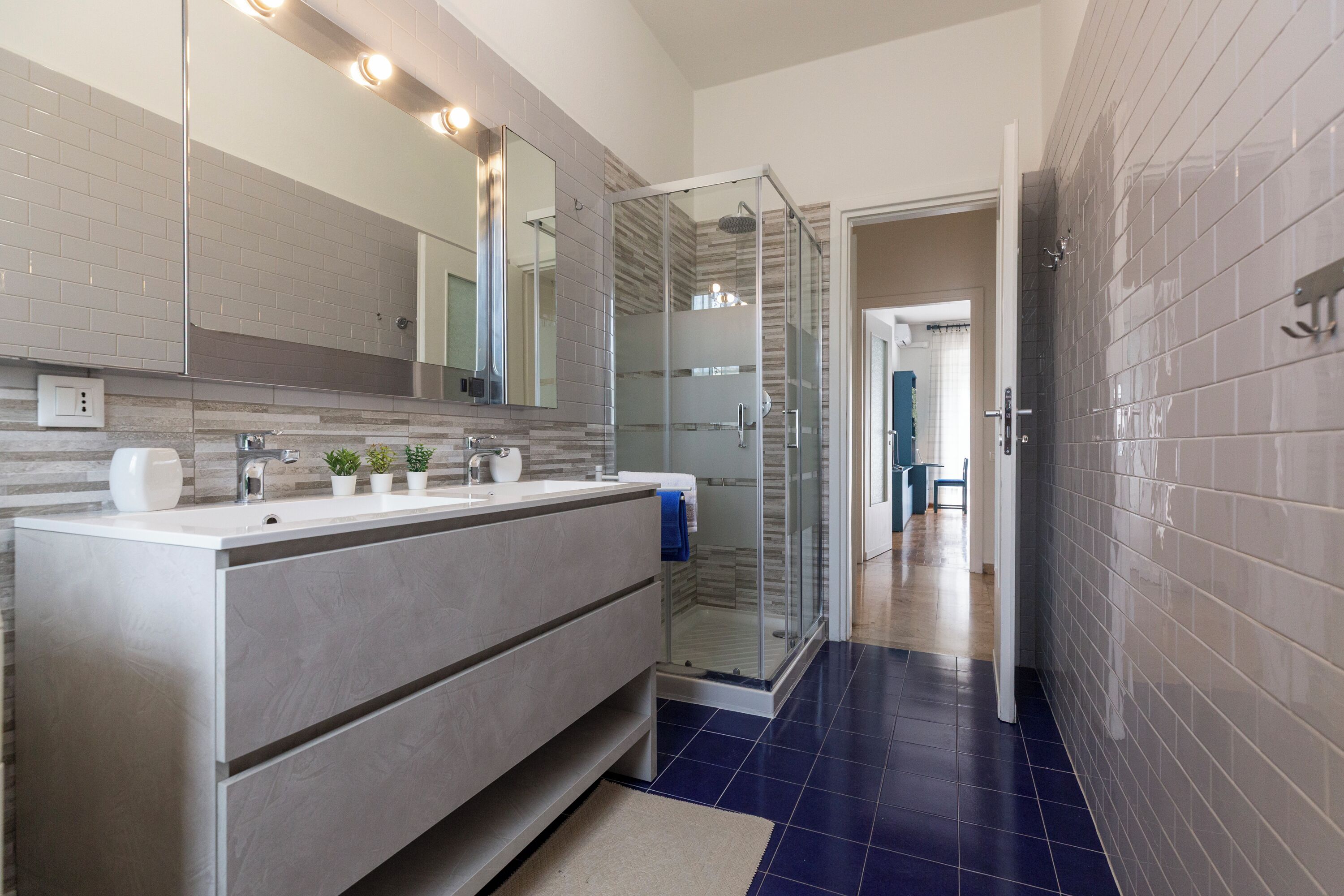 Superior Apartment, Balcony | Bathroom | Shower, free toiletries, hair dryer, towels