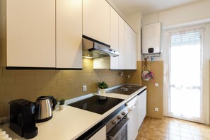 Superior-huoneisto, parveke | Yksityinen keittiö | Jääkaappi, mikroaaltouuni, uuni, liesi