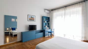 Apartament superior, balcó | Escriptori i espai de treball apte per a portàtils