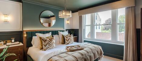 5 bedrooms, desk, iron/ironing board, free WiFi