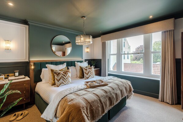 6 bedrooms, desk, iron/ironing board, free WiFi