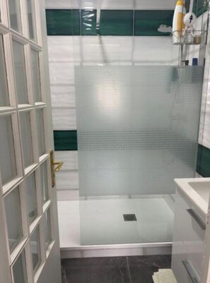 Hair dryer, towels, soap, toilet paper - Casa Alves (Palmela)