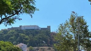 A bench in a park with a hill in the background. - Casa Alves (Palmela)