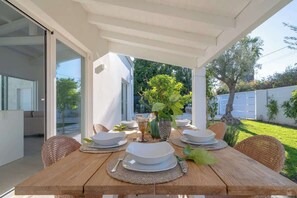 Outdoor dining - Villa Ophelia stunning pool (Fontane Bianche)