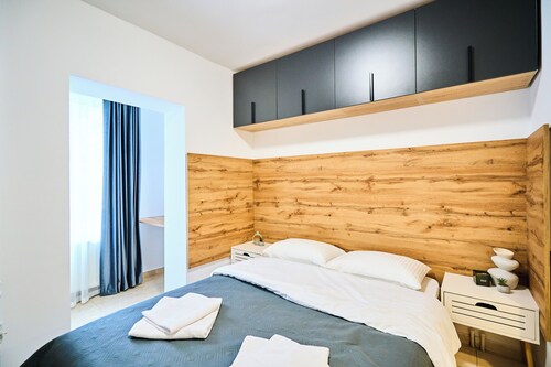 WiFi Studio • Near Airport & Attractions