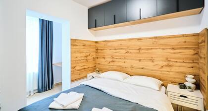 WiFi Studio • Near Airport & Attractions