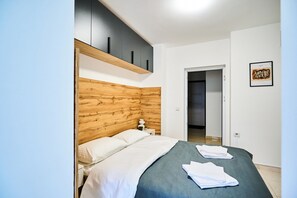 1 quarto, ferros/tábuas de passar roupa, berço de viagem
