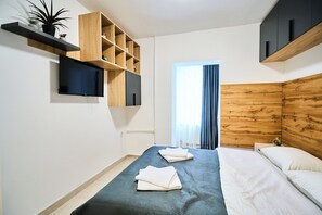 1 quarto, ferros/tábuas de passar roupa, berço de viagem