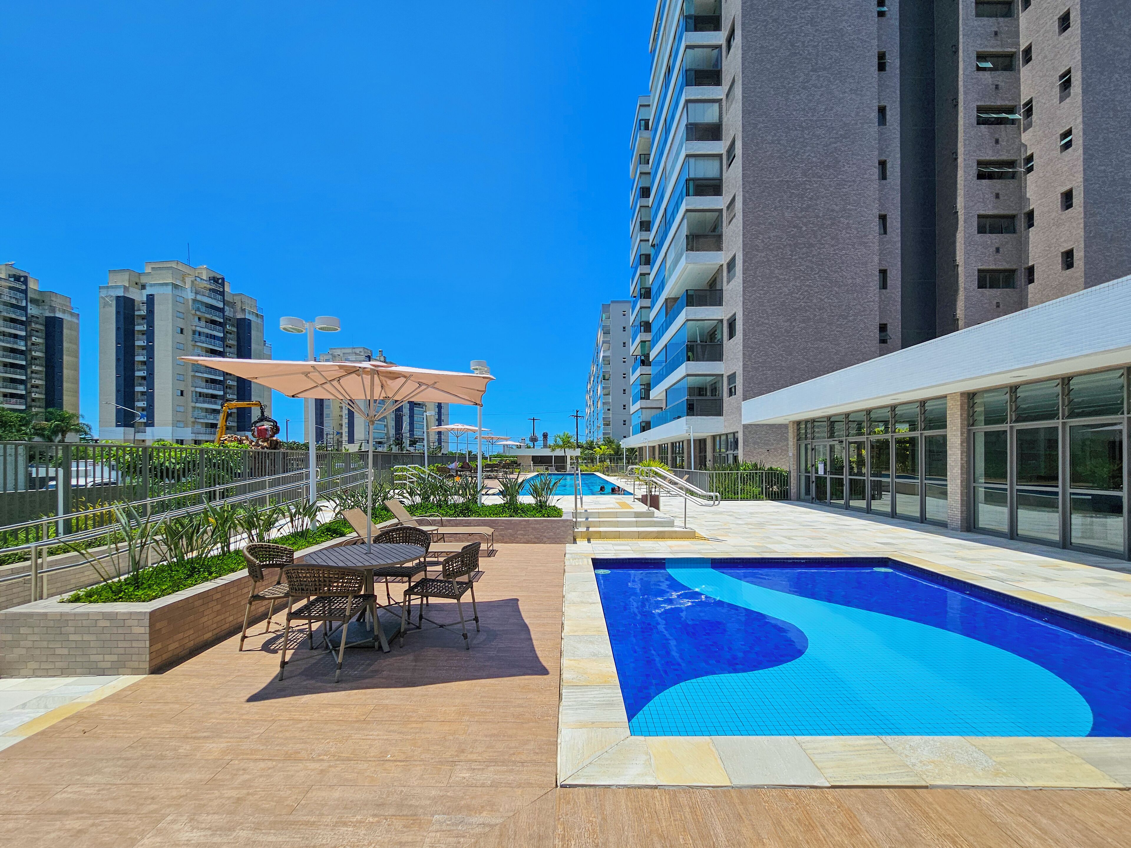 실내 수영장, 야외 수영장, 수영장 파라솔, 일광욕 의자