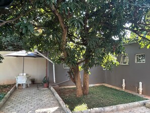 Terrace/patio - Charming Mango Cottage in Lusaka – Garden Views & Free WiFi (Lusaka)