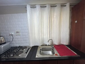 Microwave, stovetop - Charming Mango Cottage in Lusaka – Garden Views & Free WiFi (Lusaka)