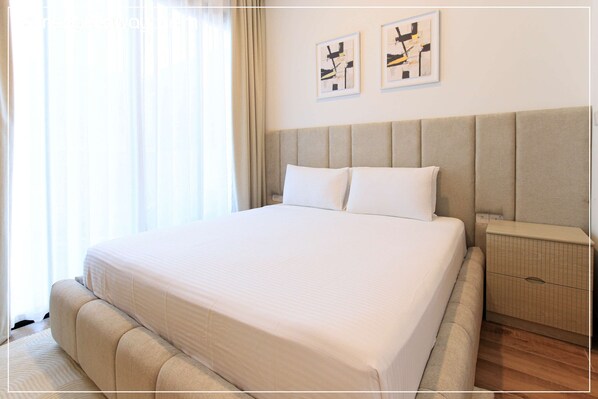 Unclassified image, 1 of 7, button