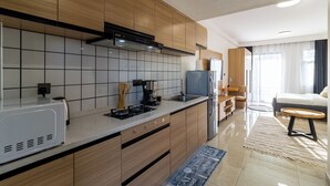 Una cocina moderna con armarios de madera, estufa integrada y refrigerador.