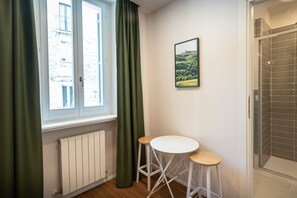 Habitación básica, vistas a la ciudad | Escritorio y wifi gratis