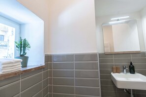 Basic Room, City View | Bathroom | Shower, hair dryer, towels, soap - B&B San Gabriele (Assisi)