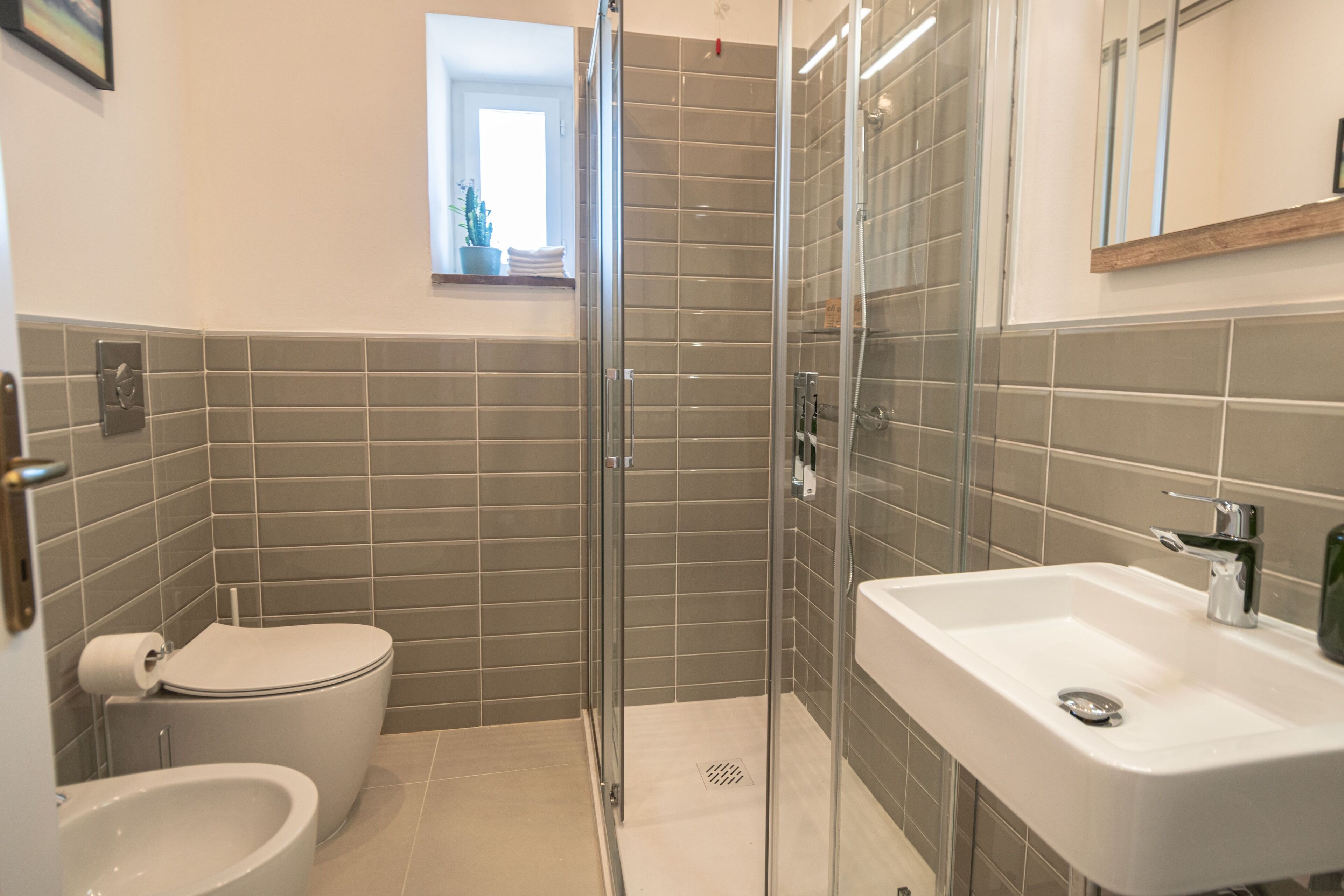 A bathroom with a toilet, bidet, and sink.