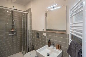 Classic Double Room, City View | Bathroom | Shower, hair dryer, towels, soap - B&B San Gabriele (Assisi)