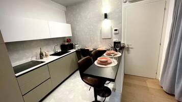 Coffee/tea maker, fridge, microwave, stovetop
