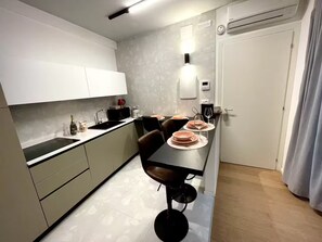Fridge, microwave, stovetop, dishwasher
