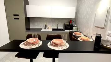 Kühlschrank, Mikrowelle, Herdplatte, Geschirrspüler