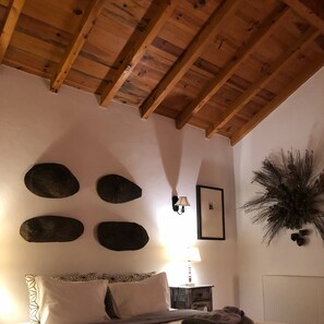 Habitación superior con 1 cama matrimonial o 2 individuales, vista al jardín | Wifi gratis 
