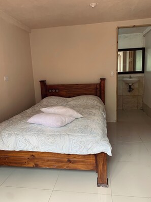 2 bedrooms, WiFi, bed sheets - Charming 2-bedroom apartment with WiFi, AC in delightful Playa Chiquita (Limón)