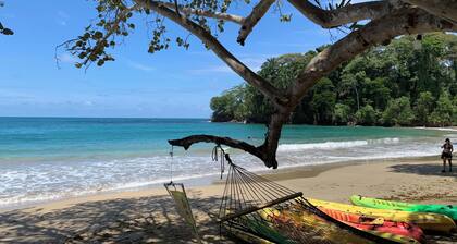 Charming 2-bedroom apartment with WiFi, AC in delightful Playa Chiquita