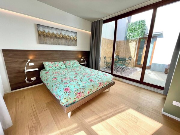 1 chambre, bureau, fer et planche à repasser, lit de bébé portatif